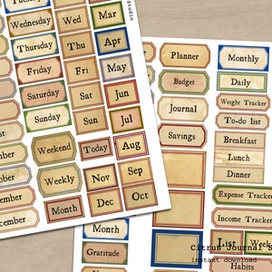 K&ouml;nnte beinhalten: Zwei B&ouml;gen Planer-Aufkleber mit Vintage-&Auml;sthetik. Die Aufkleber enthalten Etiketten f&uuml;r Monate, Wochentage und verschiedene Planerkategorien wie "Budget" und "To-Do-Liste". Der Text ist in einer klassischen Serifenschrift gehalten.