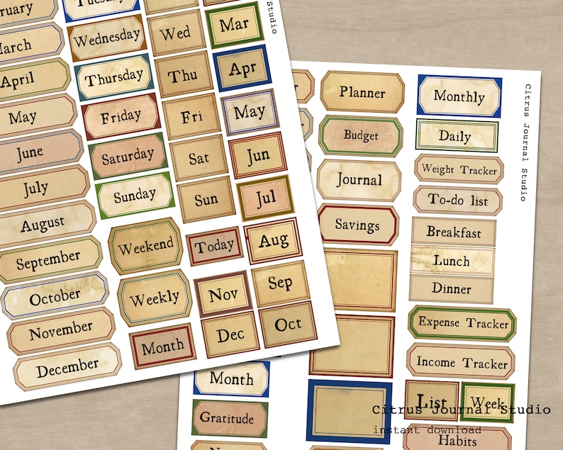 K&ouml;nnte beinhalten: Zwei B&ouml;gen Planer-Aufkleber mit Vintage-&Auml;sthetik. Die Aufkleber enthalten Etiketten f&uuml;r Monate, Wochentage und verschiedene Planerkategorien wie "Budget" und "To-Do-Liste". Der Text ist in einer klassischen Serifenschrift gehalten.