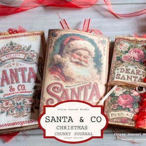 Może przedstawiać: Trzy dzienniki świąteczne w stylu vintage z czerwonymi wstążkami. Dzienniki zawierają wizerunki Świętego Mikołaja oraz tekst "SANTA & CO" i "DEAR SANTA". Dzienniki leżą na jasnej drewnianej powierzchni.