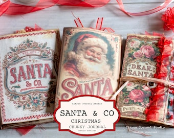 Pode incluir: Três diários de Natal em estilo vintage com detalhes em fita vermelha. Os diários apresentam imagens do Papai Noel e o texto "SANTA & CO" e "DEAR SANTA". Os diários estão em uma superfície de madeira clara.