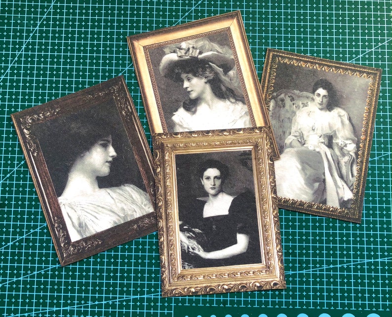Puede incluir: Cuatro marcos dorados ornamentados con retratos de mujeres con ropa vintage. Cada marco tiene un dise&ntilde;o diferente y presenta a una mujer con un peinado y una expresi&oacute;n diferentes.