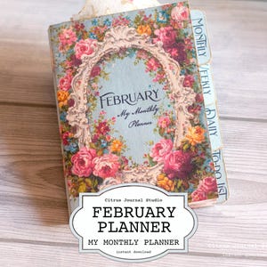 Könnte beinhalten: Ein floral gestalteter Februar-Planer mit hellblauem Einband, der einen dekorativen Rahmen und Rosen zeigt. Der Planer enthält Registerkarten für monatliche, wöchentliche, tägliche und To-Do-Listen. Der Text "February Planner My Monthly Planner" ist sichtbar.