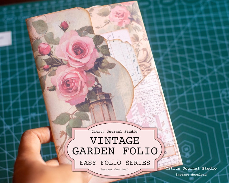 Pu&ograve; includere: Un folio in stile vintage con un design floreale a rose. La copertina presenta rose rosa e un'illustrazione di una lanterna. Il testo sul folio recita "VINTAGE GARDEN FOLIO EASY FOLIO SERIES instant download" in uno striscione rosa. Lo sfondo &egrave; un mix di carta floreale e vintage.