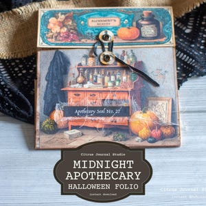 Puede incluir: Un folio decorativo de Halloween con un tema de boticario vintage. La portada presenta una ilustración detallada de un gabinete de boticario, calabazas y el texto "Midnight Apothecary Halloween Folio". El folio está adornado con un cierre decorativo.