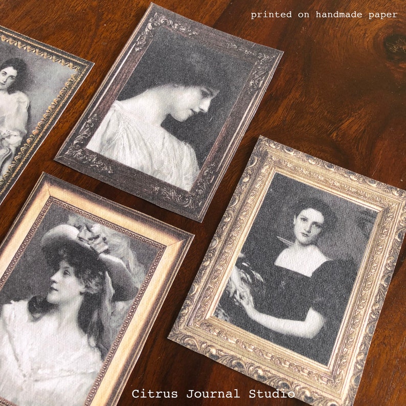 Puede incluir: Cuatro fotograf&iacute;as vintage enmarcadas de mujeres en blanco y negro. Los marcos son ornamentados y tienen un acabado dorado. Las fotos est&aacute;n impresas en papel texturizado.