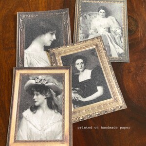 Puede incluir: Cuatro fotograf&iacute;as vintage enmarcadas de mujeres en blanco y negro, impresas en papel hecho a mano. Los marcos son dorados con detalles ornamentados. El texto "impreso en papel hecho a mano" y "Citrus Journal Studio" es visible en la parte inferior de la imagen.