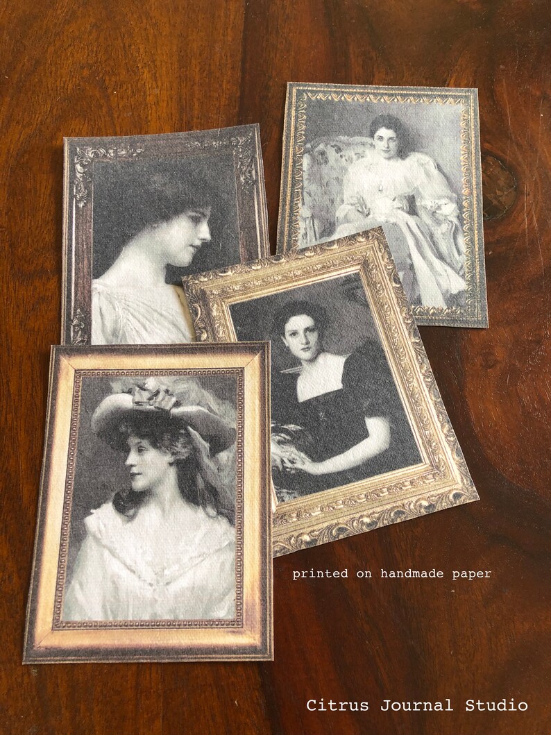 Puede incluir: Cuatro fotograf&iacute;as vintage enmarcadas de mujeres en blanco y negro, impresas en papel hecho a mano. Los marcos son dorados con detalles ornamentados. El texto "impreso en papel hecho a mano" y "Citrus Journal Studio" es visible en la parte inferior de la imagen.