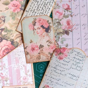 Pu&ograve; includere: Una collezione di oggetti effimeri in stile vintage, tra cui etichette e biglietti, con disegni floreali e botanici. La tavolozza dei colori comprende rosa, beige e verde. Un'etichetta presenta un ritratto di donna con rose. Alcuni pezzi hanno scritte a mano.