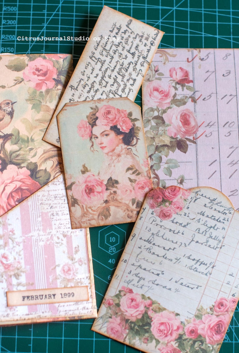 Pu&ograve; includere: Una collezione di oggetti effimeri in stile vintage, tra cui etichette e biglietti, con disegni floreali e botanici. La tavolozza dei colori comprende rosa, beige e verde. Un'etichetta presenta un ritratto di donna con rose. Alcuni pezzi hanno scritte a mano.