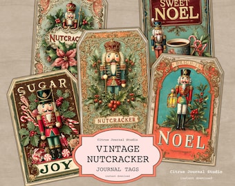 Pode incluir: Um conjunto de etiquetas de diário em estilo vintage com ilustrações de quebra-nozes. Cada etiqueta apresenta um design único com elementos festivos como azevinho, bengalas doces e as palavras «Sugar», «Joy» e «Noel». As etiquetas são de várias cores.