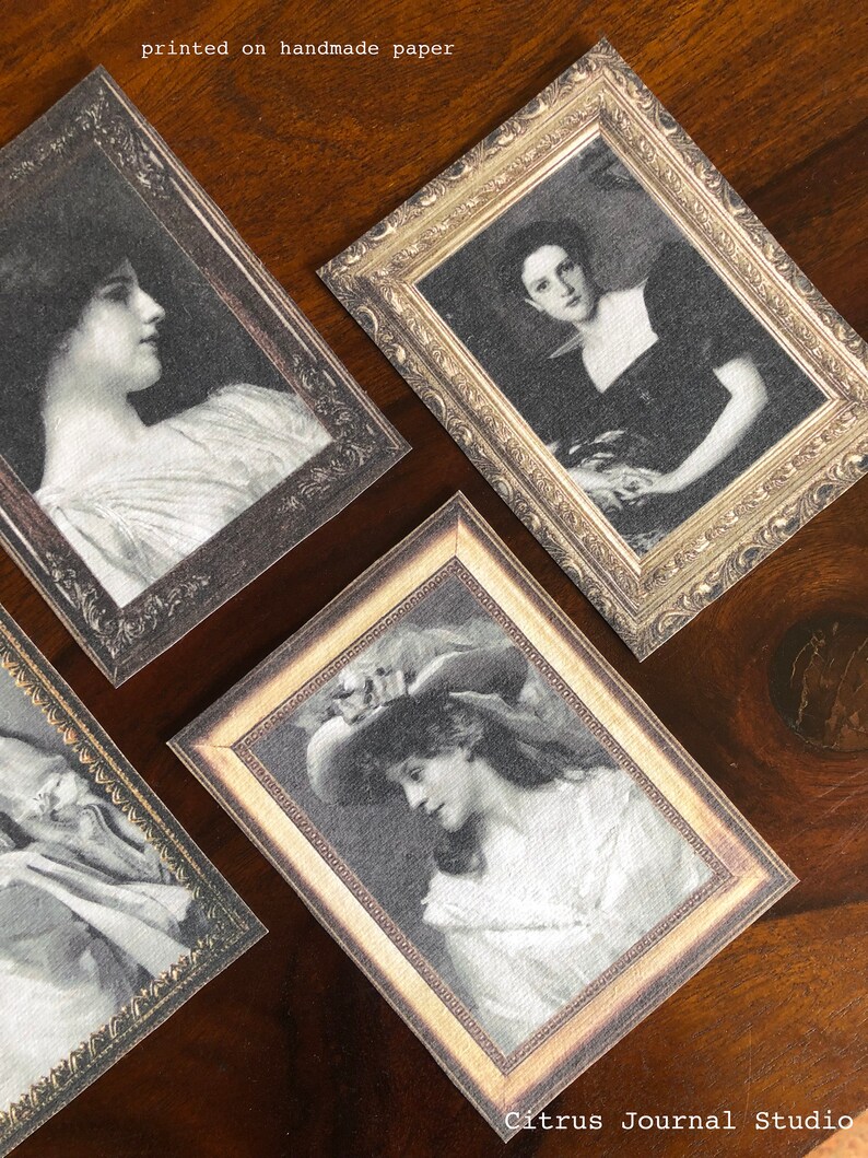 Puede incluir: Cuatro fotograf&iacute;as vintage enmarcadas de mujeres en blanco y negro. Los marcos son ornamentados y tienen un acabado dorado. Las fotos est&aacute;n impresas en papel hecho a mano.