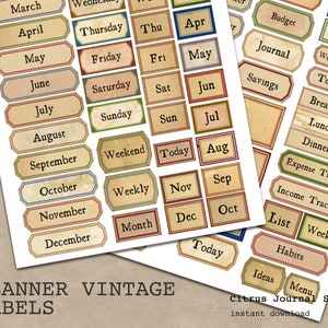 K&ouml;nnte beinhalten: Vintage Planer-Etiketten mit verschiedenen Texten, darunter Monate, Wochentage und Tracking-Kategorien. Die Etiketten haben ein verblasstes, gealtertes Aussehen mit einer Vielzahl von Farben und dekorativen R&auml;ndern. Der Text "Planner Vintage Labels" befindet sich unten.