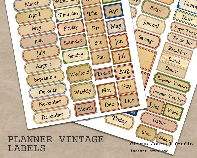 K&ouml;nnte beinhalten: Vintage Planer-Etiketten mit verschiedenen Texten, darunter Monate, Wochentage und Tracking-Kategorien. Die Etiketten haben ein verblasstes, gealtertes Aussehen mit einer Vielzahl von Farben und dekorativen R&auml;ndern. Der Text "Planner Vintage Labels" befindet sich unten.