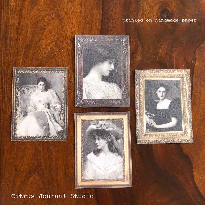 Puede incluir: Cuatro fotograf&iacute;as vintage enmarcadas de mujeres en blanco y negro. Los marcos son ornamentados y tienen un acabado dorado. El texto "printed on handmade paper" es visible en la parte superior de la imagen.