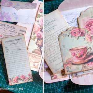 Pu&ograve; includere: Una collezione di efemeridi di carta in stile vintage, tra cui cartoline, schede di biblioteca ed etichette decorative. Gli articoli presentano disegni floreali di rose nei toni del rosa e del crema. Alcuni pezzi hanno testo, tra cui "POST CARD" e "PUBLIC LIBRARY".