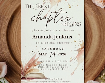 Op de afbeelding: Een uitnodiging voor een bruidsdouche met de tekst "The Best Chapter Begins" op een crèmekleurige kaart. De uitnodiging ligt op een houten oplader, omringd door roze rozen en witte bloemen. De uitnodiging bevat de naam Amanda Jenkins, de datum, tijd en locatie.