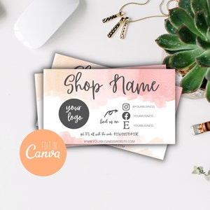 Puede incluir: Tarjetas de visita con un dise&ntilde;o de acuarela en tonos melocot&oacute;n y rosa. Las tarjetas presentan el texto "Shop Name", un espacio para un logotipo e iconos de redes sociales. Tambi&eacute;n se ven las palabras "Edit in Canva".