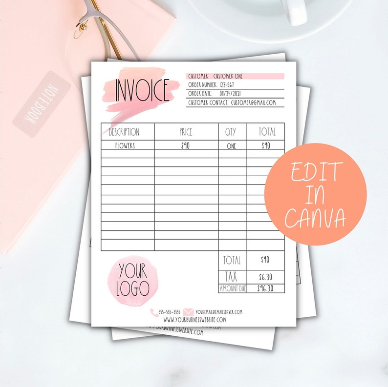 K&ouml;nnte beinhalten: Ein Stapel wei&szlig;er Rechnungen mit rosa Akzenten. Das Wort "INVOICE" steht oben, mit einem rosa Pinselstrich-Design. Die Rechnung enth&auml;lt Felder f&uuml;r Kundeninformationen, Beschreibung, Preis, Menge und Gesamtbetrag. Ein rosa Kreis sagt "EDIT IN CANVA".