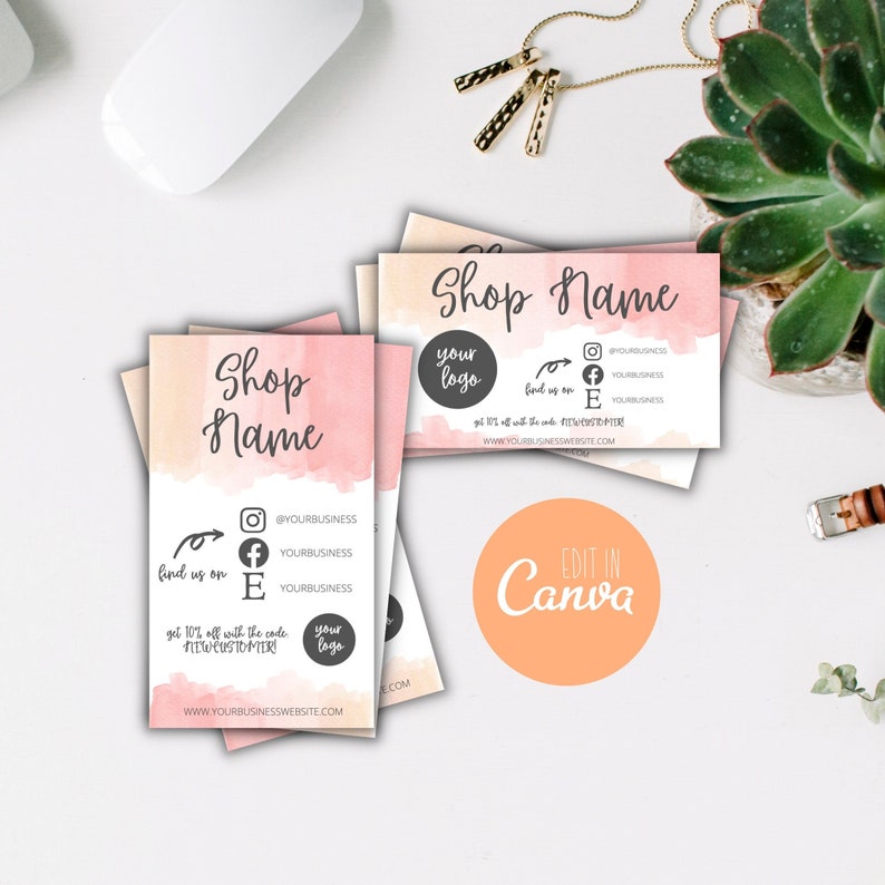 Puede incluir: Tarjetas de visita con un dise&ntilde;o de acuarela en tonos rosa y melocot&oacute;n. Las tarjetas presentan el texto "Shop Name", iconos de redes sociales y la frase "find us on". Tambi&eacute;n es visible un c&iacute;rculo con el texto "Edit in Canva".