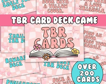 Könnte beinhalten: Ein rosa-weiß karierter Hintergrund mit verschiedenen Karten, die buchbezogene Anweisungen für ein Spiel namens "TBR Cards" enthalten. Die Karten haben Texte wie "Wähle ein Buch mit einem gelben Umschlag" und "Lies ein Buch mit einem Liebesdreieck". Der Text "Über 200 Karten" befindet sich in einem blauen Kreis.