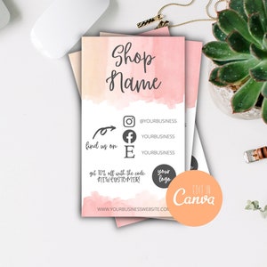 Puede incluir: Tarjetas de visita con un dise&ntilde;o de acuarela en tonos rosa y melocot&oacute;n. Las tarjetas presentan el texto "Shop Name", iconos de redes sociales y la frase "find us on". Tambi&eacute;n se incluye un c&oacute;digo de descuento y un logotipo.