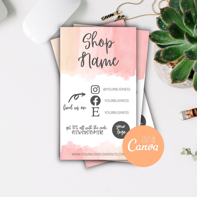 Puede incluir: Tarjetas de visita con un dise&ntilde;o de acuarela en tonos rosa y melocot&oacute;n. Las tarjetas presentan el texto "Shop Name", iconos de redes sociales y la frase "find us on". Tambi&eacute;n se incluye un c&oacute;digo de descuento y un logotipo.