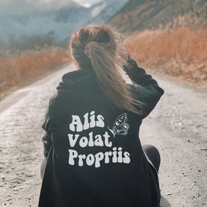 Alis Volat Propriis Sie fliegt mit ihren eigenen Flügeln Sweatshirt, Latein Dark Academia Kleidung, Light Academia Apparel, Mystical Butterfly Moth