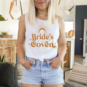 Aquelarre de novia, camiseta sin mangas de boda celestial, camisa mística, camisas de fiesta hippie nupcial, astrología, luna bruja, despedida de soltera dama de honor