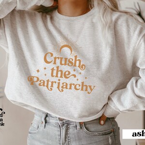 Crush the Patriarchy Crewneck, Felpa femminista retrò, Regalo dell&#39;avvocato, Regalo di equità, Regali di protesta di voto per le donne, Diritti di uguaglianza di genere