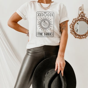 The Bride Tarot Card Shirt, Mystic Bride Shirt, Wahrsager Braut Shirt, Braut Tarot Karte T-Shirt, Witchy Bride Shirt, Junggesellinnenabzug