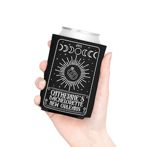 Personalisierte benutzerdefinierte Lage Braut Coven Dosenkühler, Hexe Brautdusche Tarot Karte Witchy Bachelorette Party Favors Celestial Hochzeitsgeschenk