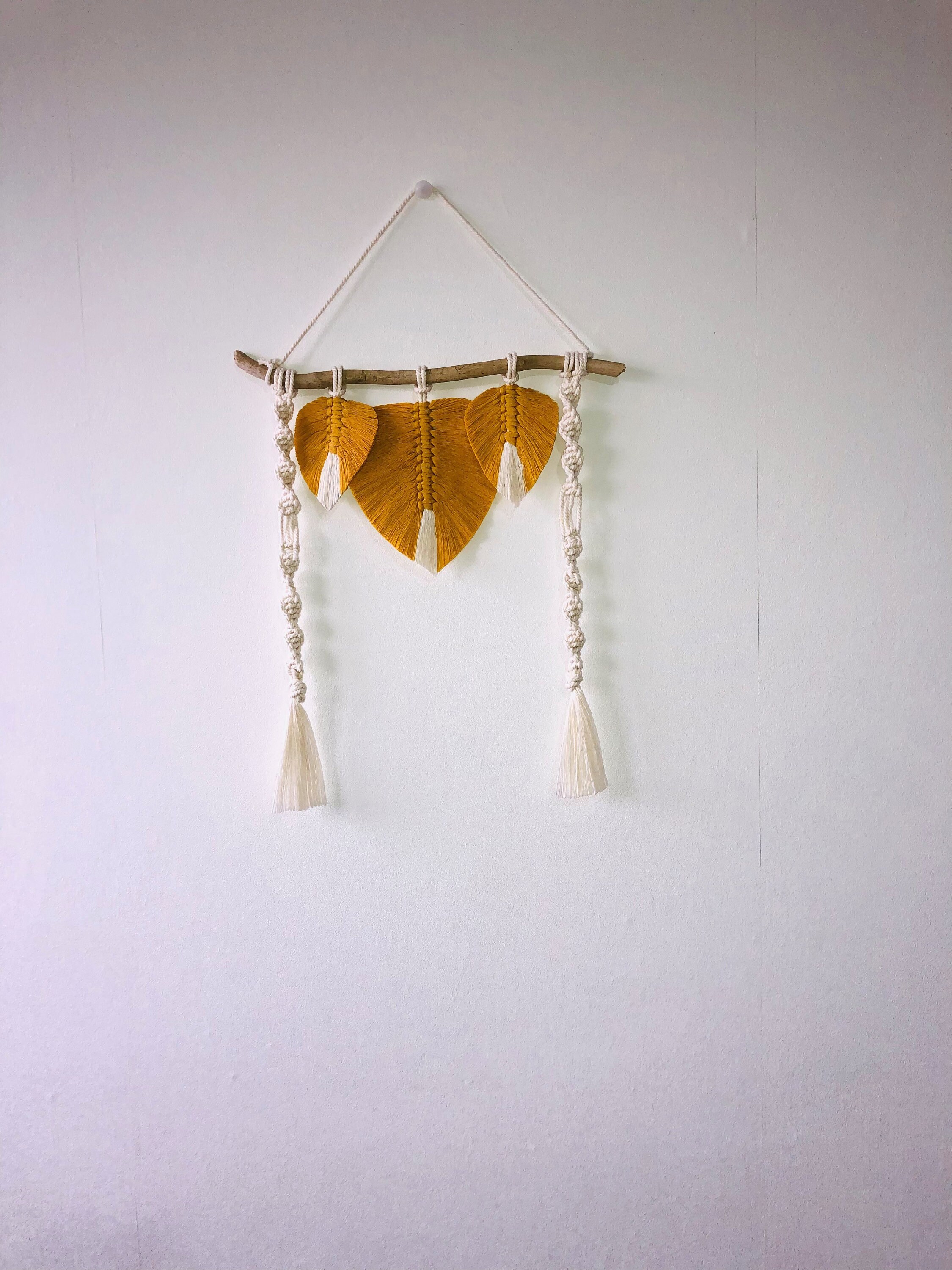 Suspension Torsadée et Plumes Ecru Moutarde