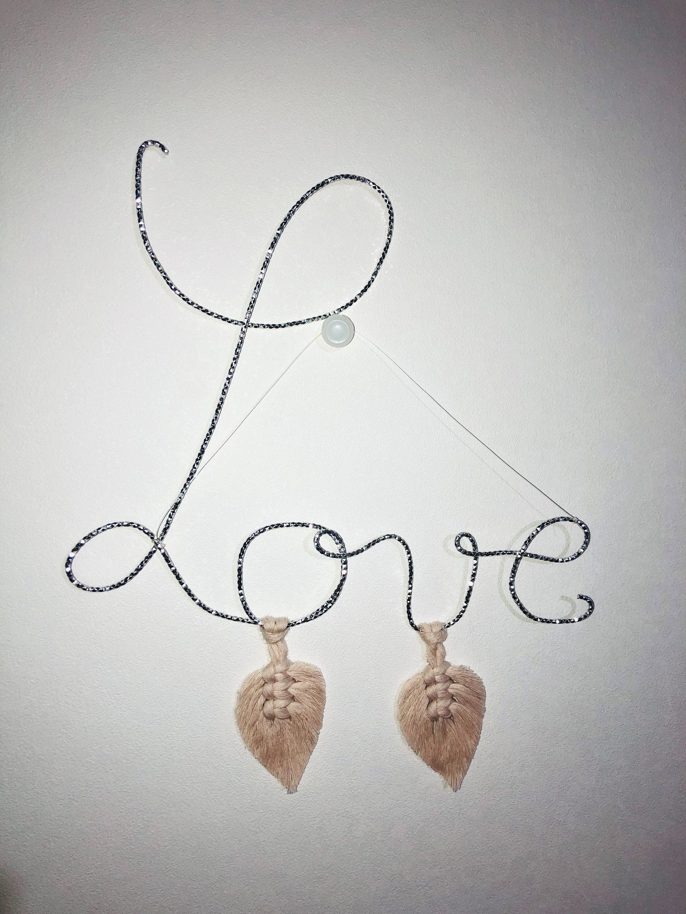 Suspension Love | Fil Pailleté et Plume Macramé
