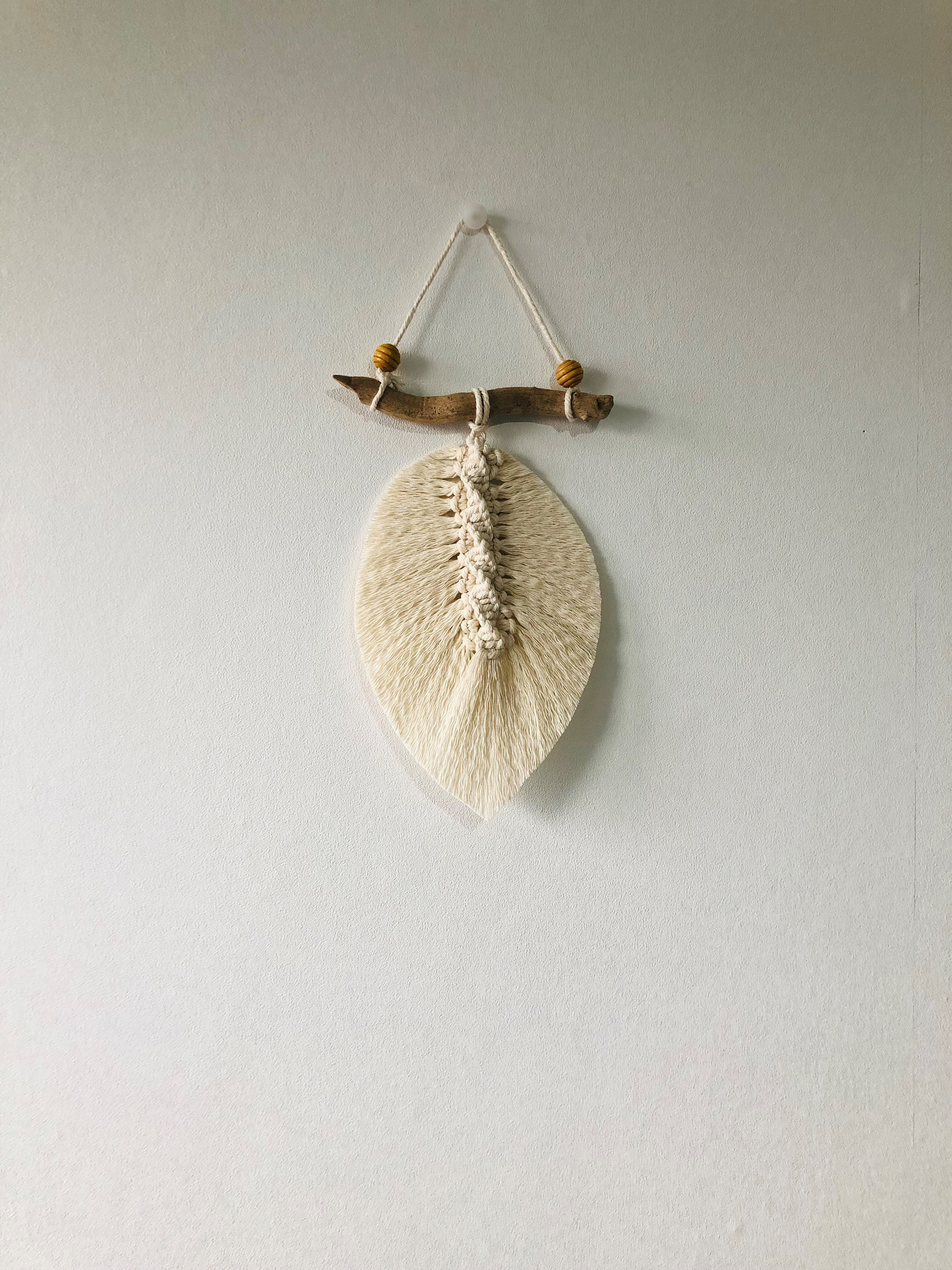 Suspension Plume Torsadée avec Perles Couleur Ecru