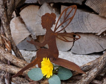 Edelrost fairy sitting on leaf