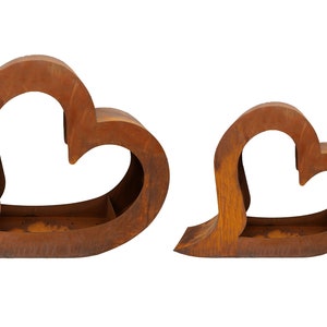 Puede incluir: Dos esculturas de metal en forma de corazón con un acabado marrón desgastado. Los corazones de diseño abierto son de diferentes tamaños, adecuados para la decoración interior o exterior. Las esculturas tienen un atractivo artístico único.