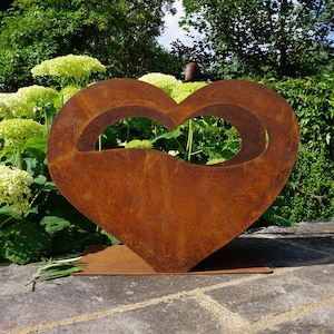 Liten hjärtformad kruka av rostig metall - krukor - blommor