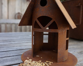 Pequeña pajarera oxidada con puente - comedero para pájaros - decoración de jardín - pájaros - invierno