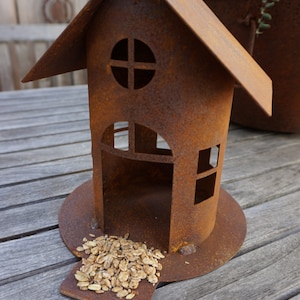 Edelrost Vogelhaus mit Steg - Futterhaus - Gartendekoration - Vögel - Winter