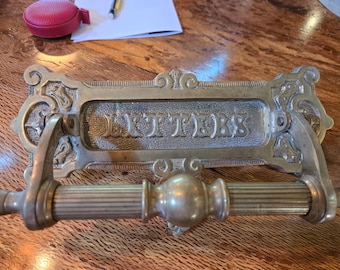 Ranura para correo y aldaba de puerta de latón antiguo