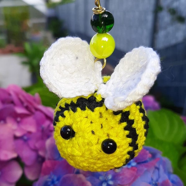 Amigurumi abeille crochetée avec perles et ruban wax