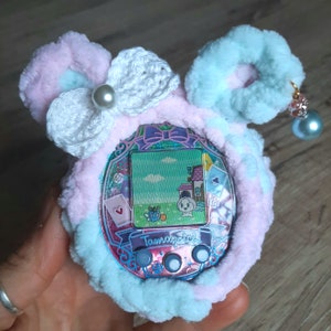 Tamagotchi Case Cuddly Bear with Bow, Pearl Earrings Gradient Blue/Pink Tamagotchi UNI Party ON meets Smart Ps Mix Connection