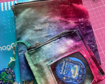 Tasche Mäppchen Endless Space grün blau Sterne für Tamagotchi Uni Digimon mit Sichtfenster Displayschutz  Device bedienbar