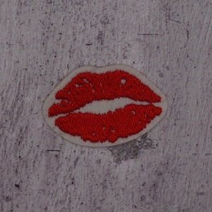 Könnte beinhalten: Rote gestickte Lippen Bügeleisen-Aufnäher, ca. 5,5 x 3,5 cm.