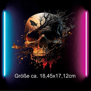 Könnte beinhalten: Digitaldruck eines Schädels mit Schmetterlings- und Baumdesign. Der Schädel ist hauptsächlich orange und schwarz, mit blauem und pinkfarbenem Neonlicht auf beiden Seiten. Der Text "Größe ca. 18,45x17,12cm" befindet sich unten.