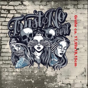 Könnte beinhalten: Schwarzweißes Grafikdesign mit dem Text "Trust No Evil" in einer fetten, Graffiti-Schrift. Das Design zeigt drei Frauen mit den Händen vor den Augen und zwei Schädelfiguren. Das Design ist vor einem Hintergrund aus Ziegeln platziert.