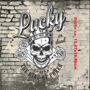 Könnte beinhalten: Eine Schwarzweißillustration eines Schädels, der eine Krone trägt und Spielkarten hält. Der Schädel ist von Rosen umgeben und dem Text "Lucky or dead" und "The King of Poker".