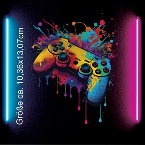 Könnte beinhalten: Ein farbenfrohes, abstraktes Design eines Videospiel-Controllers mit Farbspritzern in Blautönen, Gelb, Rot und Grün. Die Größe des Designs beträgt ca. 26,31 x 33,20 cm.