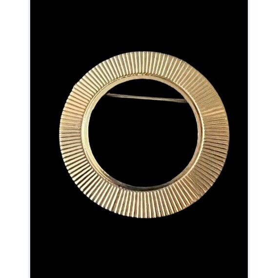 Vintage Ribbed Open Circle Brooch Gold Tone Classi