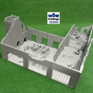 Op de afbeelding: Een gedetailleerd, grijs 3D-geprint model van een verwoest gebouw. Het gebouw heeft een toren, gebroken ramen en puin op de vloer. Het model is gemaakt door WOW Buildings.
